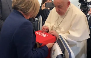 El Papa Francisco firma la camiseta de Mateo Crédito: Captura de pantalla de Twitter
