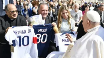 El P. Omar Raposo y la pareja de esposos Carla y Rodrigo Ferro entregan camisetas de jugadores del PSG al Papa Francisc.o