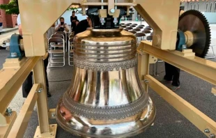 La nueva campana de la Catedral de Urukami espera su instalación en Nagasaki, Japón. Crédito: Foto cortesía de James Nolan