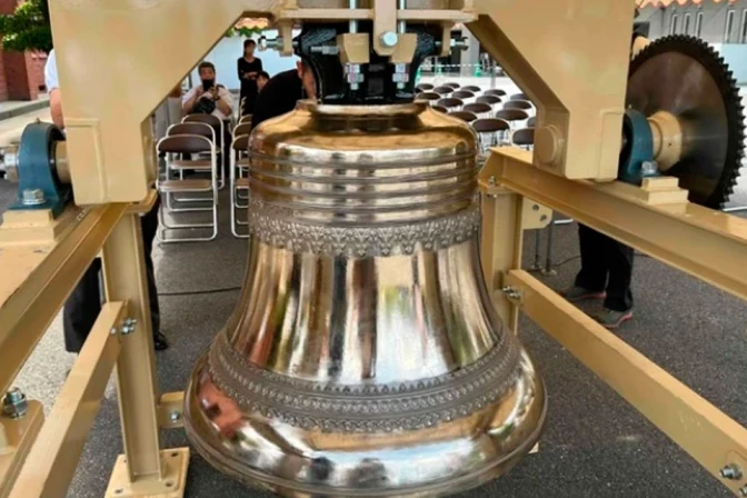 La nueva campana de la Catedral de Urukami espera su instalación en Nagasaki, Japón.