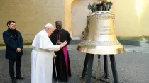 El Papa Francisco bendice la campana "La voz de los no nacidos". Crédito: Vatican Media