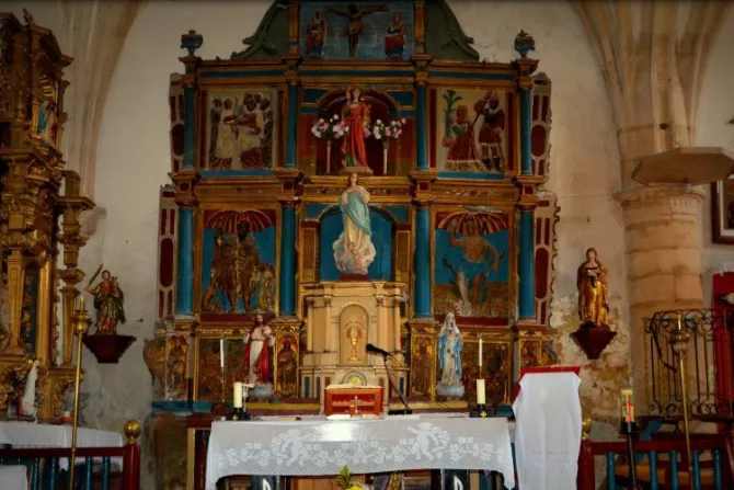 Un pueblo de 7 vecinos moviliza a cientos para restaurar el retablo de su pequeña iglesia