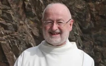 El párroco de San Patricio en Downpatrick (Irlanda del Norte), el P. John Murray, se encuentra en condición "grave pero estable" en el hospital tras un asalto ocurrido el 10 de agosto de 2025, en el que se le rompieron los dedos mientras se defendía.