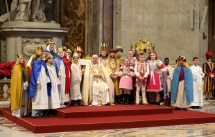 Los Cantores de la Estrella junto al Papa Francisco en la Misa del 1 de enero en la basílica de San Pedro Crédito: Vatican Media