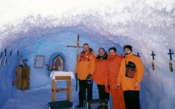 Capilla en el hielo en la Base Antártica Belgrano II. Crédito: P. Saguier Fonrouge