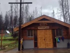 Bendicen capilla reconstruida luego de los incendios en Chile