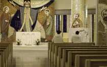 La capilla Redemptor Hominis del Santuario Nacional de San Juan Pablo II en Washington D.C. está decorada con mosaicos del P. Marko Rupnik.