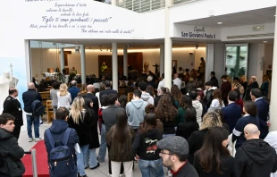 Fieles rezan por el Papa Francisco en la capilla "San Juan Pablo II" del hospital Gemelli Crédito: Vatican Media
