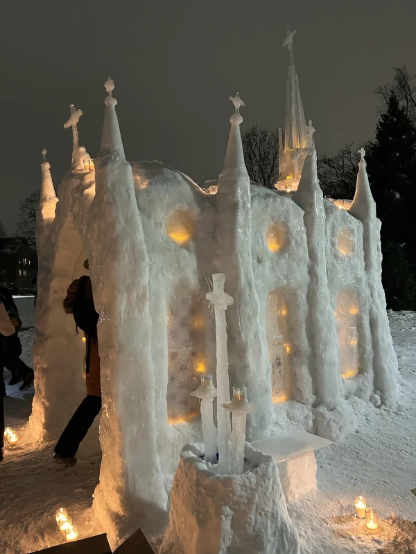 Capilla de hielo construida por estudiantes en Notre Dame. Crédito: Abby Strelow