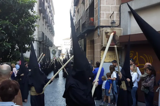 Este es el origen del tradicional capirote de quienes procesionan en Semana Santa