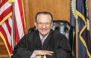 El juez Frank Caprio sirvió durante décadas como juez municipal principal en Providence, Rhode Island (Estados Unidos). Crédito: StephanieRPereira, CC BY-SA 4.0, vía Wikimedia Commons.