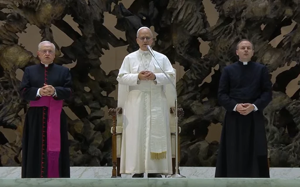 El Papa León XIV, durante el rezo del Padrenuestro en la Audiencia General del 27 de agosto de 2025.?w=200&h=150