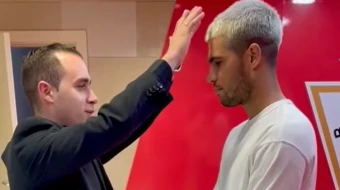 El P. Miguel Tovar bendice a Carlos Alcaraz en el estadio del Real Murcia C.F.