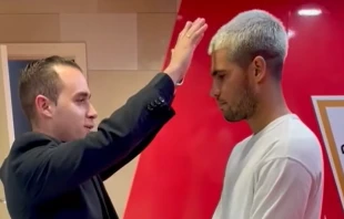 El P. Miguel Tovar bendice a Carlos Alcaraz en el estadio del Real Murcia C.F. Crédito: Cedida por Miguel Tovar.