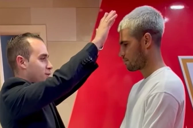 El P. Miguel Tovar bendice a Carlos Alcaraz en el estadio del Real Murcia C.F.