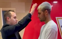 El P. Miguel Tovar bendice a Carlos Alcaraz en el estadio del Real Murcia C.F.
