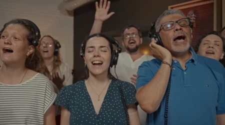 Cantantes españoles entonan la alabanza "Tú, el único Rey".