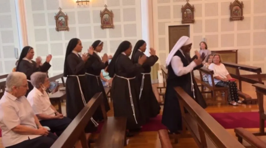 Franciscanas capuchinas de Basurto (Vizcaya, España), danzan durante una Misa. Crédito: Diócesis de Bilbao.?w=200&h=150