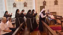 Franciscanas capuchinas de Basurto (Vizcaya, España), danzan durante una Misa. Crédito: Diócesis de Bilbao.