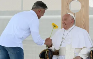 El Papa Francisco recibe una flor en el Cárcel de Montorio en Verona (Italia) el 18 de mayo de 2024. Crédito: Vatican Media.