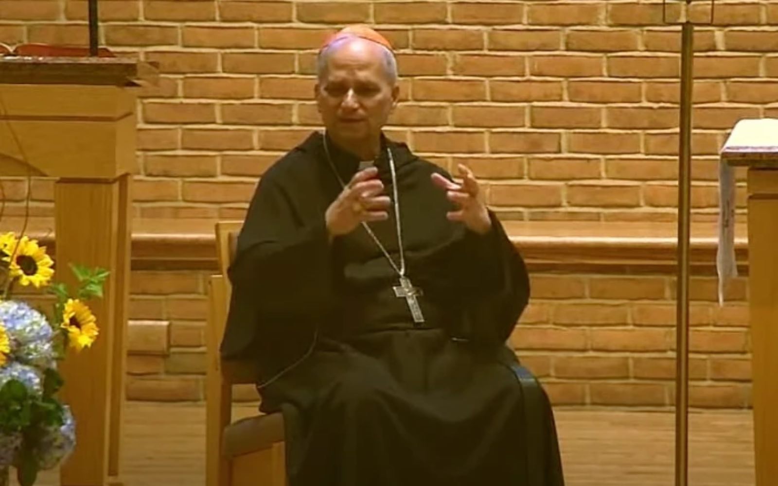 El entonces Cardenal Robert Prevost, hablando en la iglesia católica de St. Jude en New Lenox, Illinois (Estados Unidos), el 7 de agosto de 2024.
