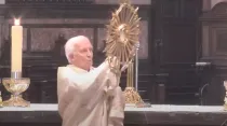 Cardenal Antonio Cañizares bendice con el Santísimo. Crédito: Captura de pantalla Youtube  Catedral de Valencia 