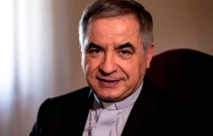 Cardenal Angelo Becciu. Crédito: Daniel Ibáñez / EWTN News.