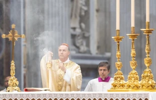 El Cardenal Ángel Fernández Artime presidió el sábado 3 de mayo la octava Misa de Novendiales por la muerte del Papa Francisco en la Basílica de San Pedro en el Vaticano. Crédito: Daniel Ibáñez/EWTN News.