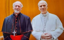El Cardenal Vicente Bokalic y el Papa León XIV en el Vaticano.