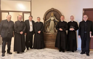 El Cardenal Braz de Aviz (tercero de la izquierda) con las autoridades de la Fraternidad Sacerdotal San Pedro (FSSP). Crédito: FSSP