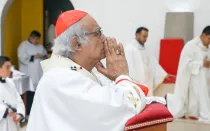 Cardenal Leopoldo Brenes rezando.