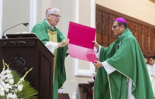 Cardenal Castillo entrega la carpeta de las votaciones del cónclave al Obispo de Chiclayo Crédito: Arzobispado de Lima vía Flickr.