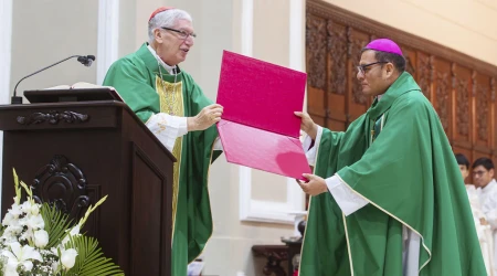 Cardenal Castillo entrega la carpeta de las votaciones del cónclave al Obispo de Chiclayo 21072025