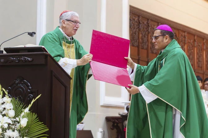 Cardenal Castillo entrega la carpeta de las votaciones del cónclave al Obispo de Chiclayo 21072025