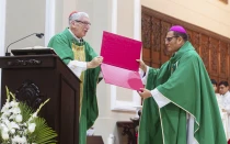 Cardenal Castillo entrega la carpeta de las votaciones del cónclave al Obispo de Chiclayo