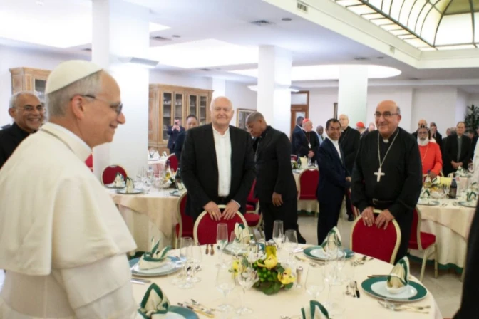 Cardenal Chomali con el Papa León XIV luego de su elección