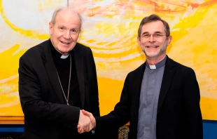 El Cardenal Christoph Schönborn (izquierda) estrecha la mano del ahora arzobispo electo de Viena, Josef Grünwidl, durante su nombramiento como administrador apostólico de la arquidiócesis en enero de 2025. Crédito: Arquidiócesis de Viena / Stephan Schönlaub