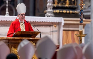 El Cardenal Claudio Gugerotti preside la misa de los Novendiales del 2 de mayo de 2025. Crédito: Daniel Ibáñez / EWTN News.