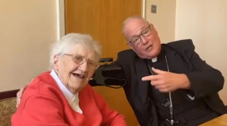 Cardenal Timothy Dolan con la hermana Mary Bosco, religiosa de 100 años. 14052025