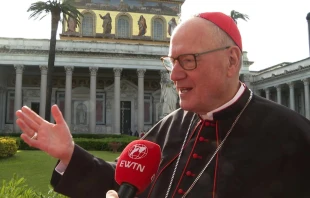 El Arzobispo de Nueva York, Cardenal Timothy Dolan, habla con EWTN News el viernes 25 de abril de 2025 en la Basílica de San Pablo Extramuros en Roma. Crédito: Captura de pantalla/EWTN News.