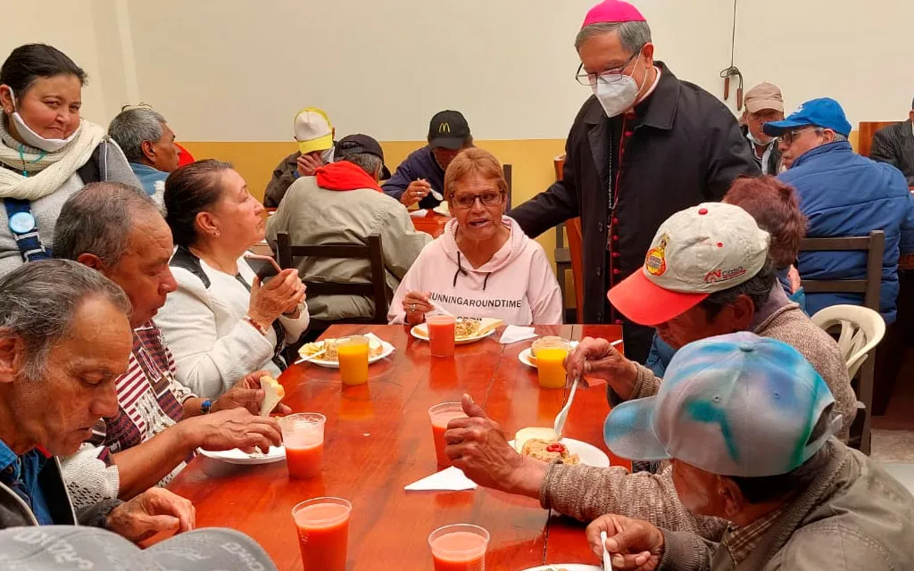 El Cardenal Luis José Rueda con personas necesitadas atendidas por la Arquidiócesis de Bogotá.?w=200&h=150