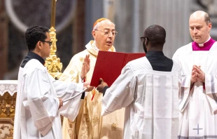 Cardenal Dominique Mamberti en la Misa por los Novendiales por el Papa Francisco, este domingo 4 de mayo en la Basílica de San Pedro en el Vaticano. Crédito: Daniel Ibáñez / EWTN News.