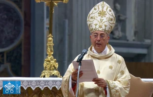 El Cardenal Dominique Mamberti pronuncia su homilía en la novena Misa de los Novendiales el 4 de mayo. Crédito: Vatican Media (captura de video)