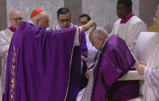 El Cardenal Mauro Piacenza impone las cenizas en la cabeza al Papa Francisco en la Misa de Miércoles de Ceniza en la Basílica de Santa Sabina en Roma. Crédito: Youtube Vatican News.