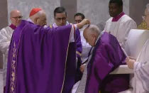 El Cardenal Mauro Piacenza impone las cenizas en la cabeza al Papa Francisco en la Misa de Miércoles de Ceniza en la Basílica de Santa Sabina en Roma.