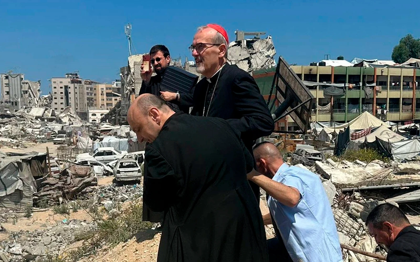 El Cardenal Pizzaballa recorre con el párroco de Gaza, P. Gabriel Romanelli, los alrededores de la iglesia de la Sagrada Familia afectados por la guerra.?w=200&h=150