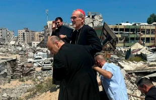 El Cardenal Pizzaballa recorre con el párroco de Gaza, P. Gabriel Romanelli, los alrededores de la iglesia de la Sagrada Familia afectados por la guerra. Crédito: Patriarcado Latino de Jerusalén.