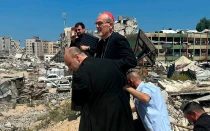 El Cardenal Pizzaballa recorre con el párroco de Gaza, P. Gabriel Romanelli, los alrededores de la iglesia de la Sagrada Familia afectados por la guerra.