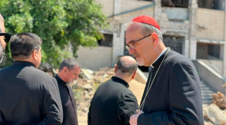 El Cardenal Pierbattista Pizzaballa, Patriarca Latino de Jerusalén, en su visita a la parroquia de Gaza tras el bombardeo que sufrió.