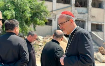 El Cardenal Pierbattista Pizzaballa, Patriarca Latino de Jerusalén, en su visita a la parroquia de Gaza tras el bombardeo que sufrió.